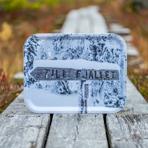 Till fjället i snö – Bricka 36×28 cm