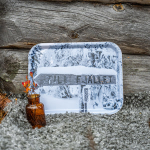 Till fjället i snö – Bricka 36×28 cm